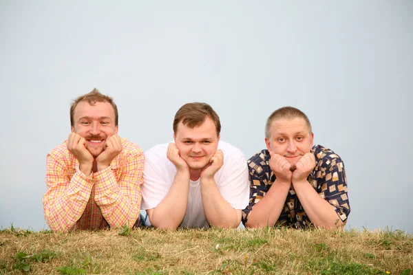 Muži na trávě — Stock fotografie