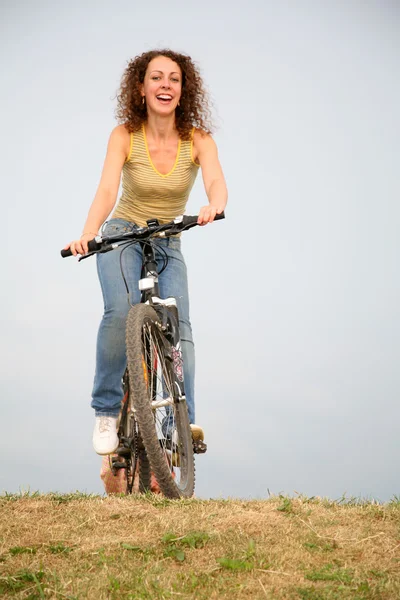 女性、自転車に乗って — ストック写真