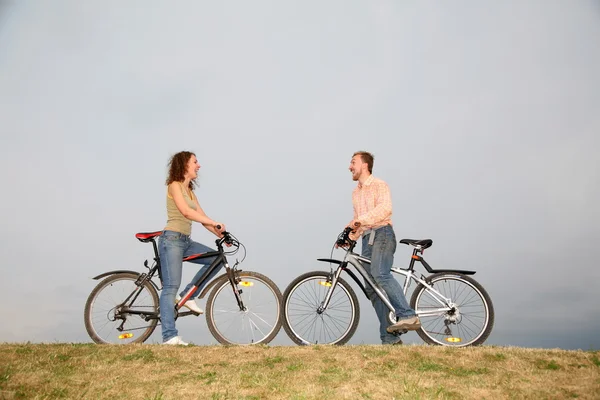 Homem e mulher nas bicicletas — Fotografia de Stock