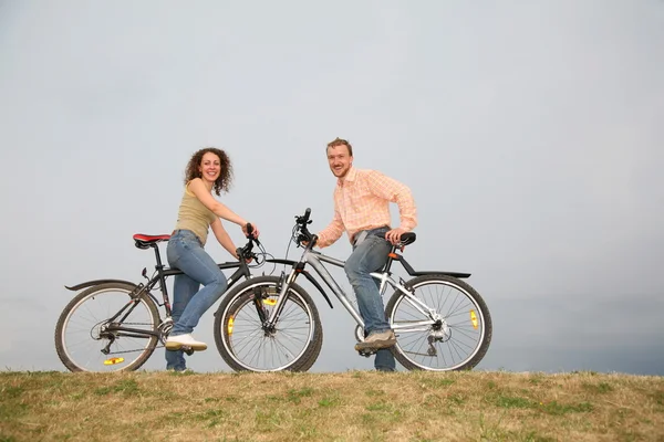 Мужчина и женщина на велосипедах — стоковое фото