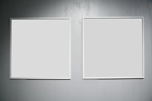 Dois quadros na parede de madeira branca — Fotografia de Stock