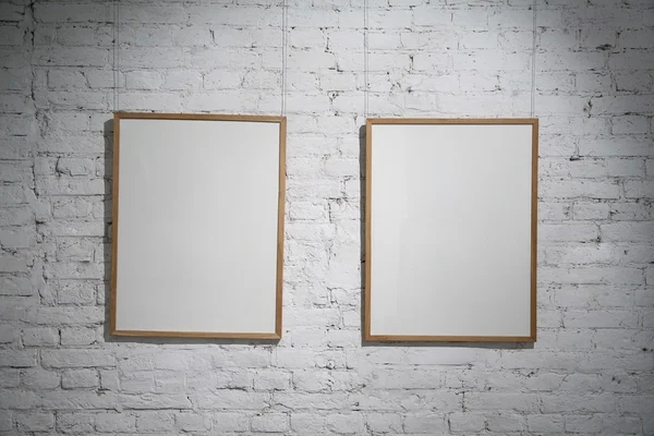Due telaio su muro di mattoni — Foto Stock