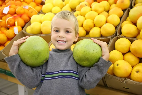 Chlapec s citrusy — Stock fotografie