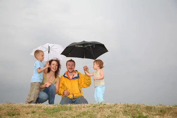 遮阳伞的家庭 — 图库照片