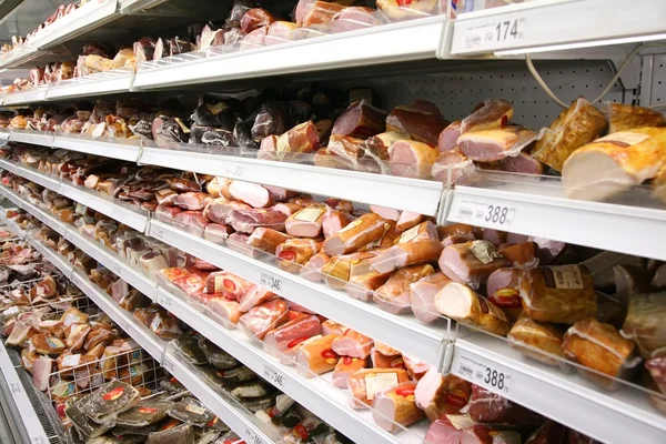 Prateleiras com carne defumada — Fotografia de Stock
