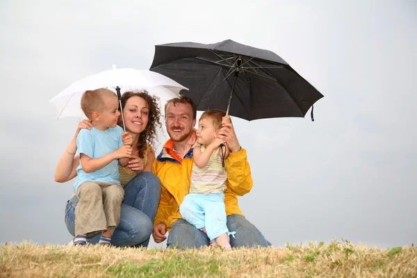 Familj med paraplyer — Stockfoto