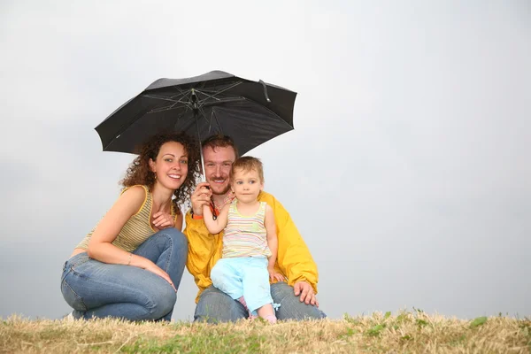 Família com o guarda-chuva — Fotografia de Stock