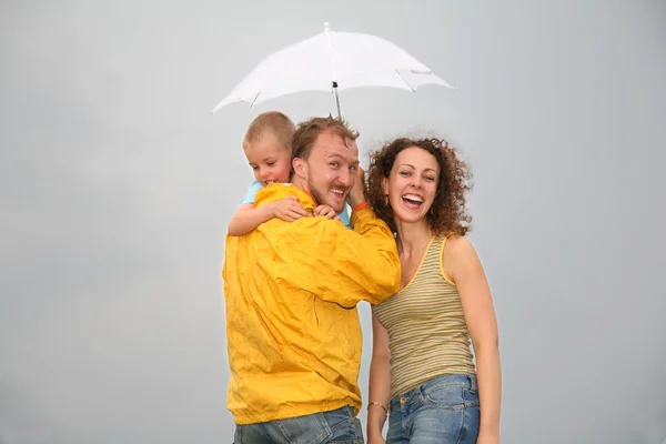 Familie mit dem Regenschirm — Stockfoto