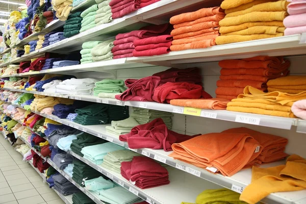 Handtücher im Geschäft — Stockfoto