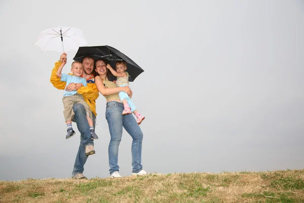 Οικογένεια με τις ομπρέλες — Φωτογραφία Αρχείου