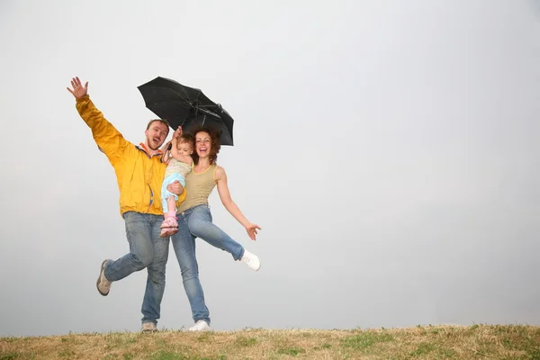 Rodina s deštníkem — Stock fotografie