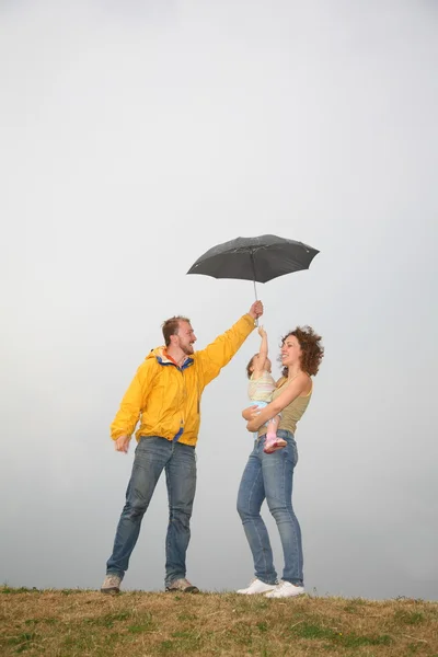 Rodina s deštníkem — Stock fotografie