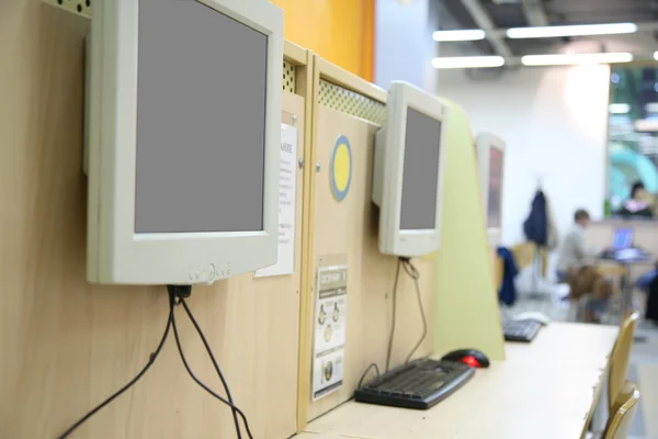 Monitors in internet cafe — Stock Photo, Image