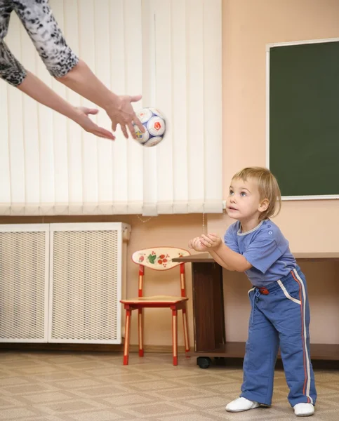 Dziecko złapać piłkę — Zdjęcie stockowe