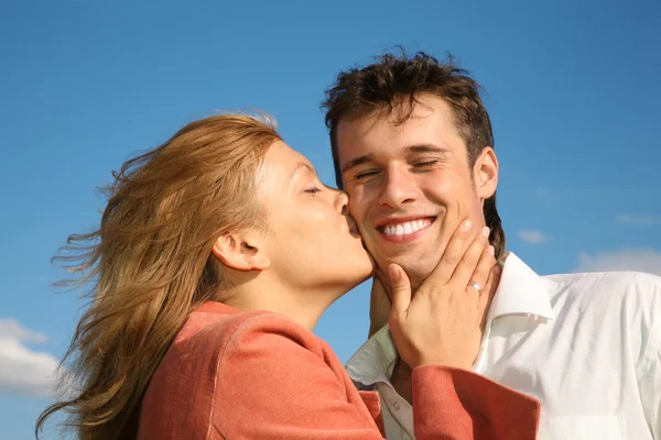 Женщина целует мужчину — стоковое фото