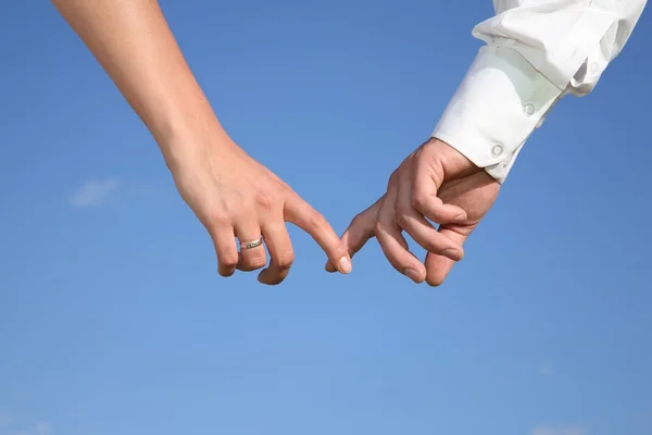 Two hands against the background of the sky — Stock Photo, Image