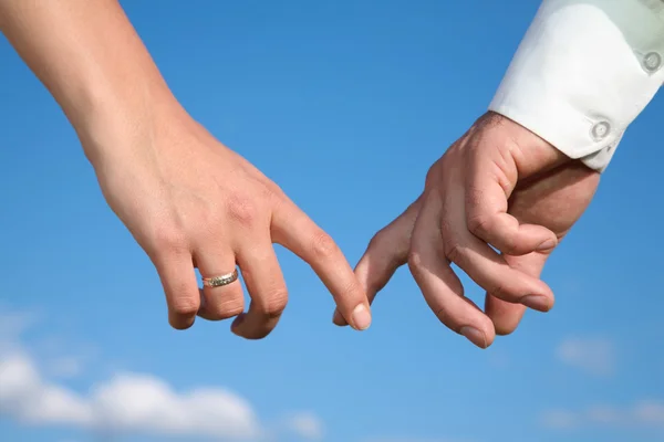 Two hands against the background of the sky — Stock Photo, Image
