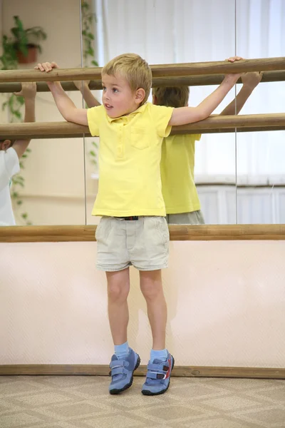 Niño pequeño en el pabellón deportivo —  Fotos de Stock