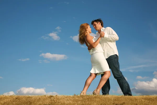 Pair dances on to the meadow — Stock Photo, Image