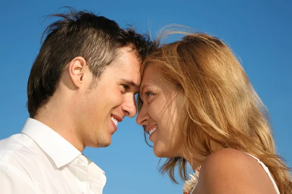 Man and woman look at each other — Stock Photo, Image