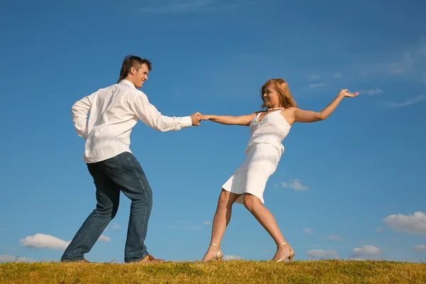 Couple dances on to the meadow — Stock Photo, Image