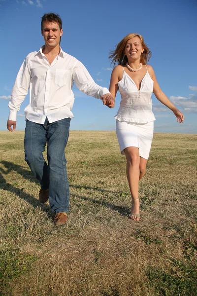 Correndo casal no prado — Fotografia de Stock