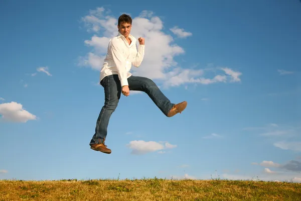 Мужчина прыгает — стоковое фото