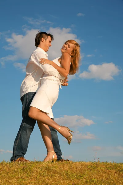 Muž drží ženu — Stock fotografie