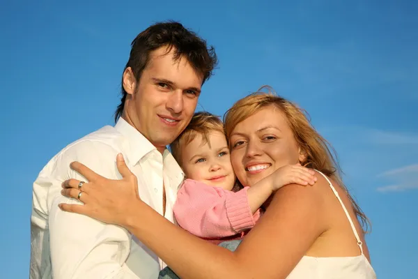 Молодая счастливая семья — стоковое фото