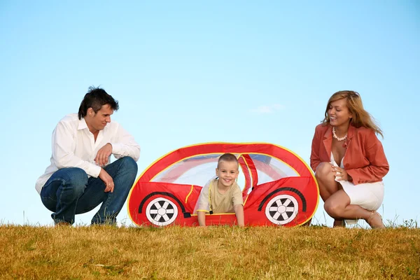 Família e a tenda de brinquedo — Fotografia de Stock