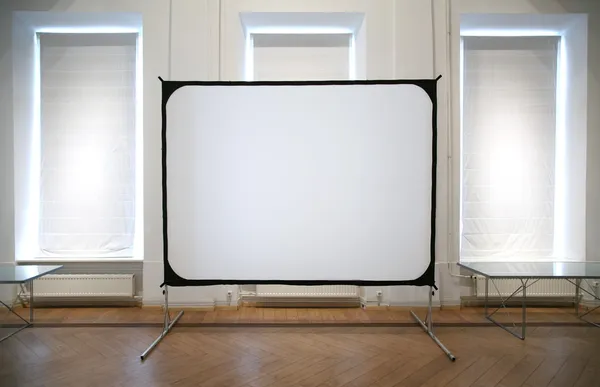 Белый экран в номере — стоковое фото