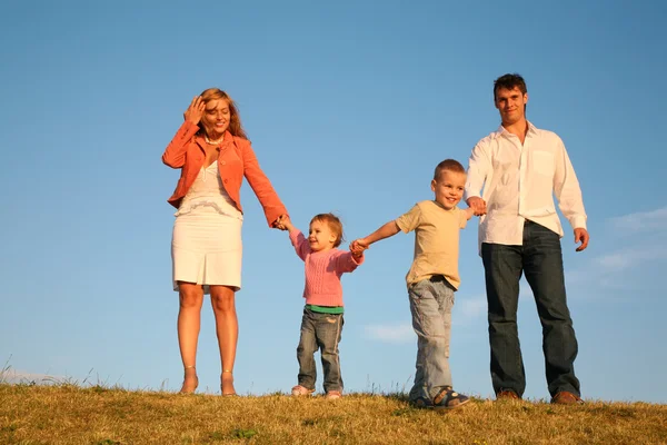 Táta a máma drží děti za ruce — Stock fotografie