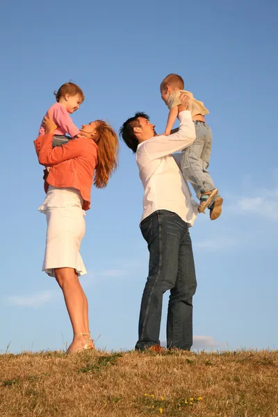 Apu és anyu tartsa gyermekek kezébe — Stock Fotó