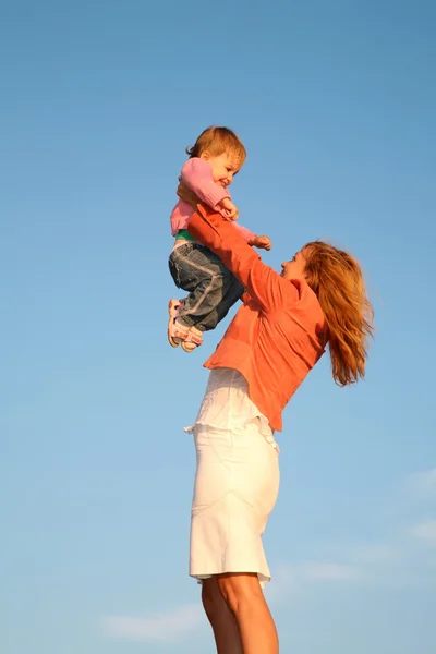 Mamma håller barnet på händerna — Stockfoto