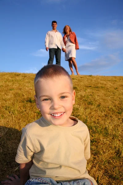 Сын с родителями на лугу — стоковое фото