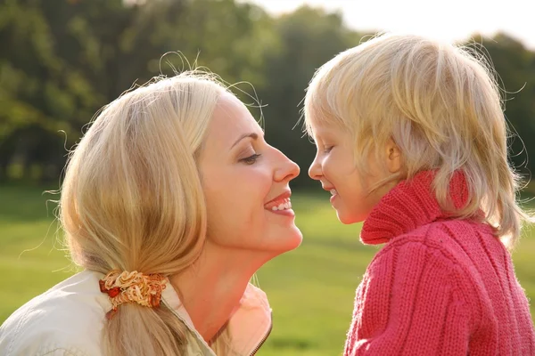 Mother and daughter look at each other — Stock Photo, Image