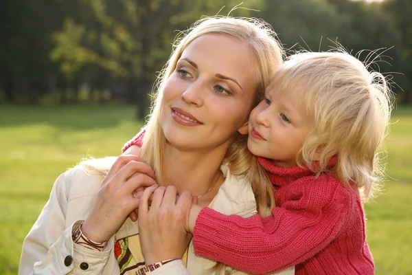 Tochter umarmt die Mutter 2 — Stockfoto