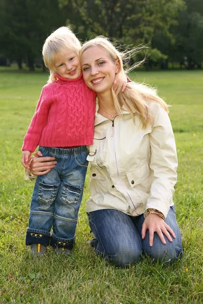 Moeder en dochter op het gras — Stockfoto