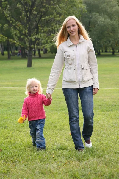 Mutter und Tochter spazieren im Gras — Stockfoto