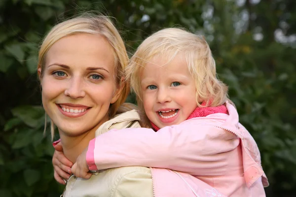 Girl embraces the mother — Stock Photo, Image