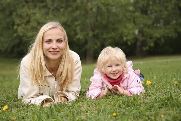 Anne ve kızı çim üzerinde yalan — Stok fotoğraf