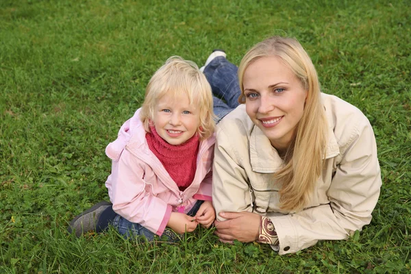 Anne ve kız 2 çim üzerinde yalan — Stok fotoğraf