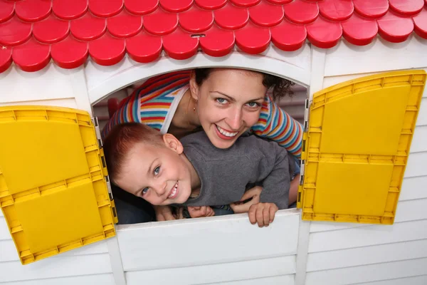 Mãe e filho na casa de brinquedos — Fotografia de Stock