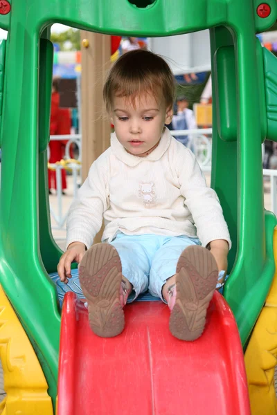 Маленька дівчинка на дитячому пагорбі — стокове фото