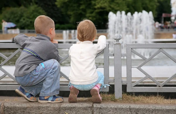 Children near the fountain — Stock Photo, Image
