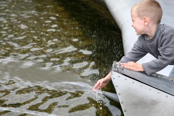Kind in de buurt van de fontein — Stockfoto