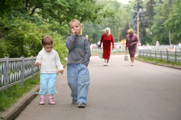Дети на дорожке в парке — стоковое фото