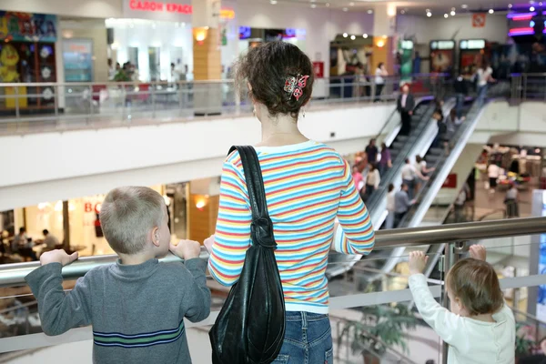Mãe com as crianças no centro comercial — Fotografia de Stock