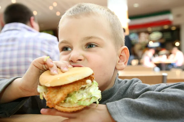 Pojke äter smörgås — Stockfoto