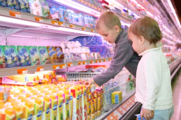 Kinderen in de supermarkt — Stockfoto
